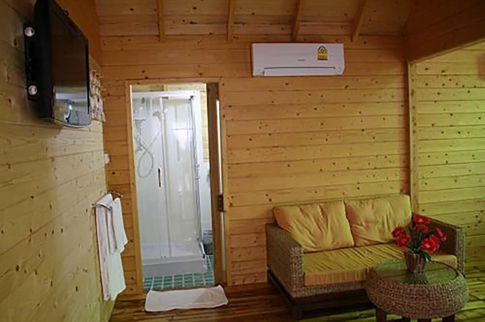 Loghome Boutique 6/71