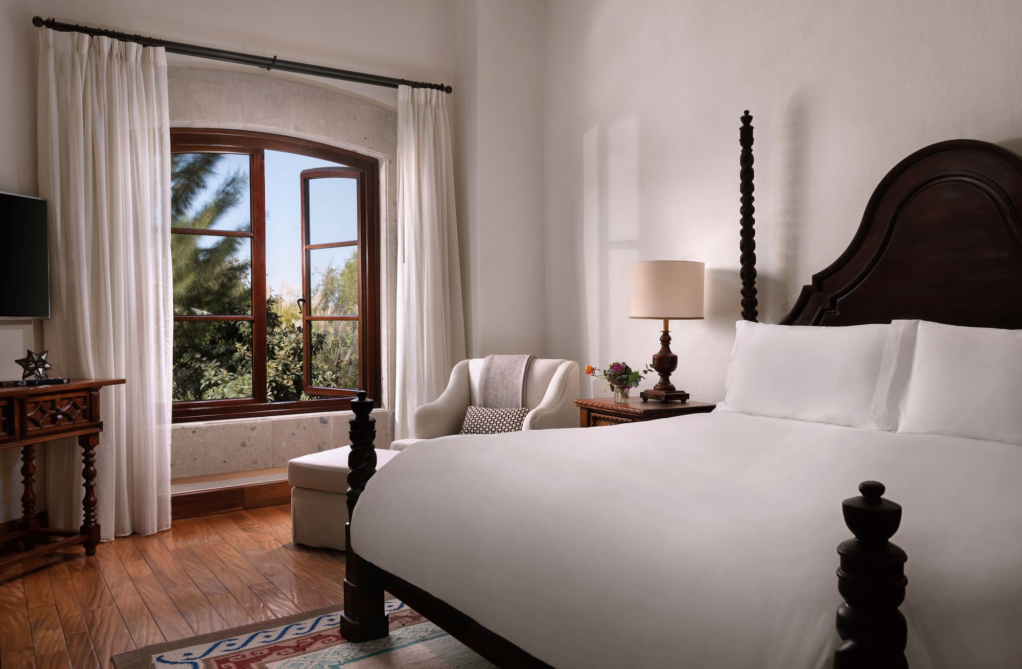 Colonial, Suite, King Bed
