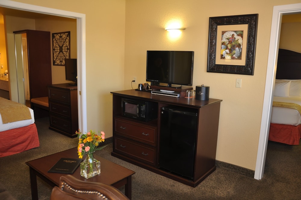 Oxford Suites Redding 10/64