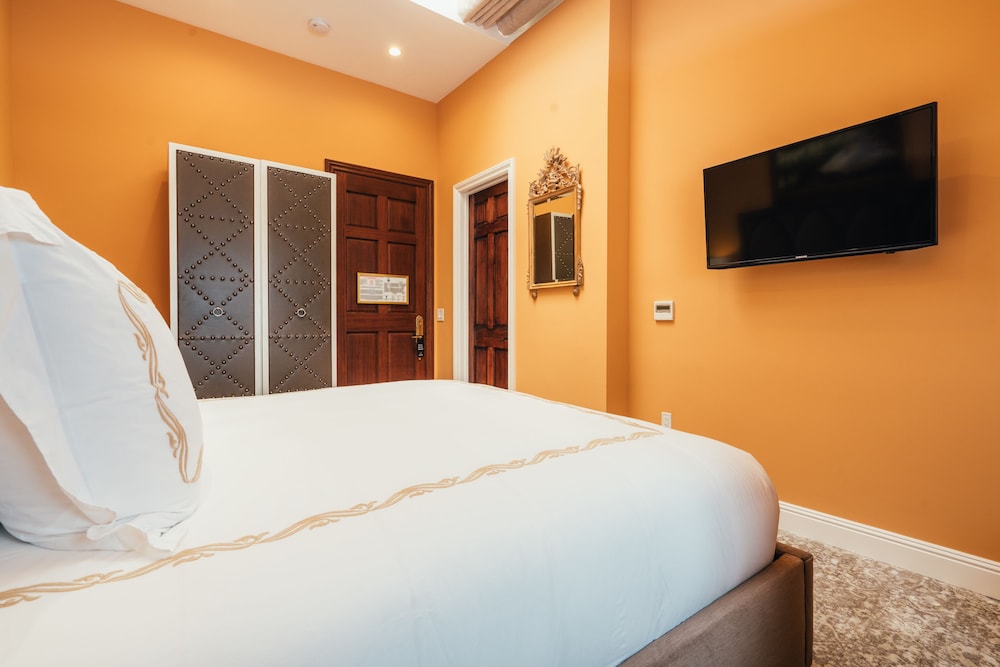 ROOM 2, DELUXE, KING BED