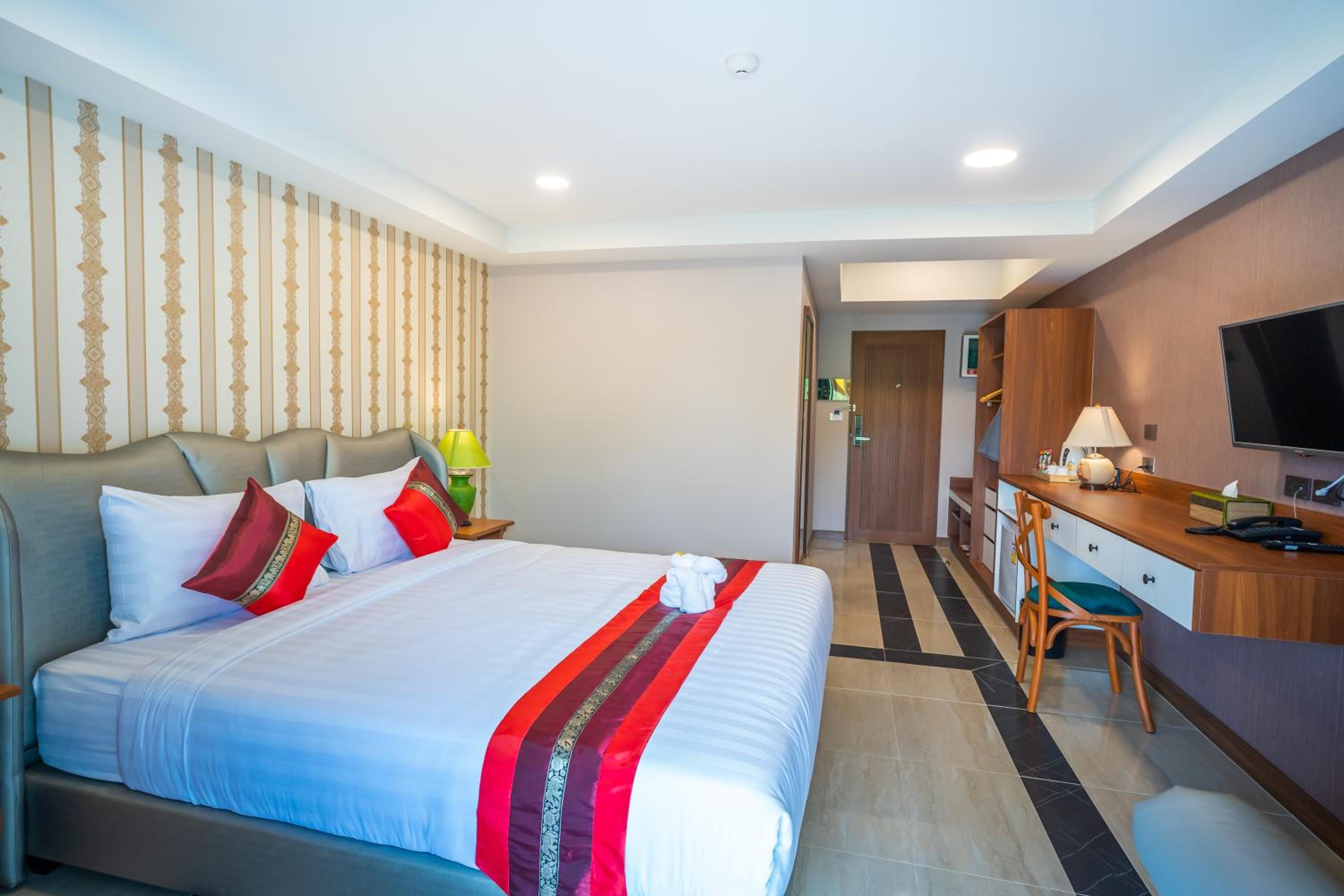 DELUXE, KING BED