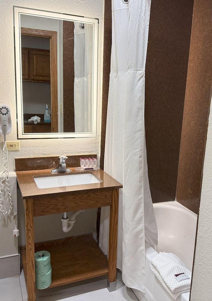 Town House Extended Stay Hotel Downtown 63/64