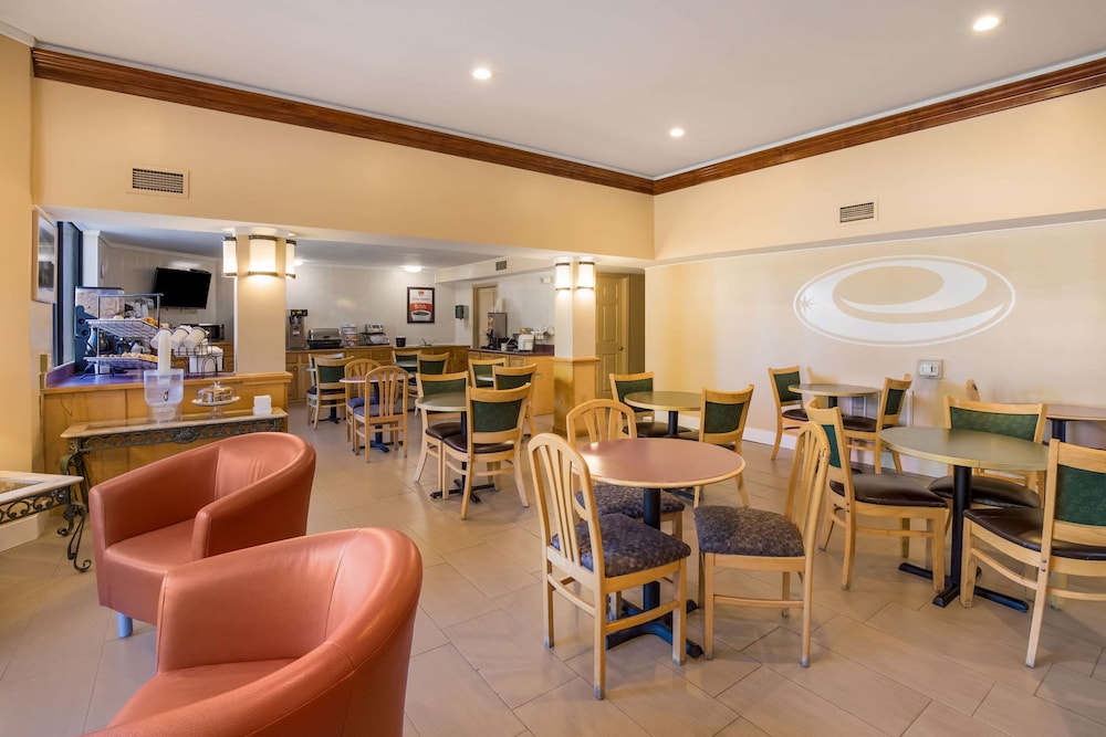 Econo Lodge Hendersonville 13/19