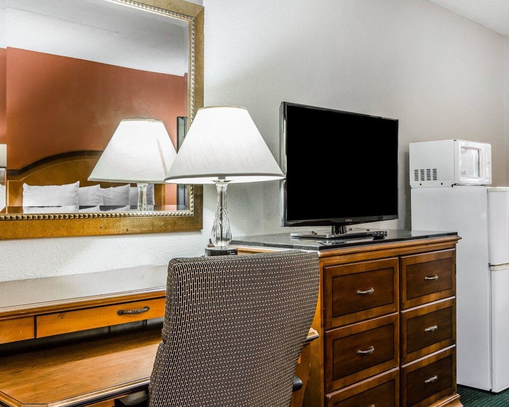 Econo Lodge Inn & Suites Enterprise, AL 25/33