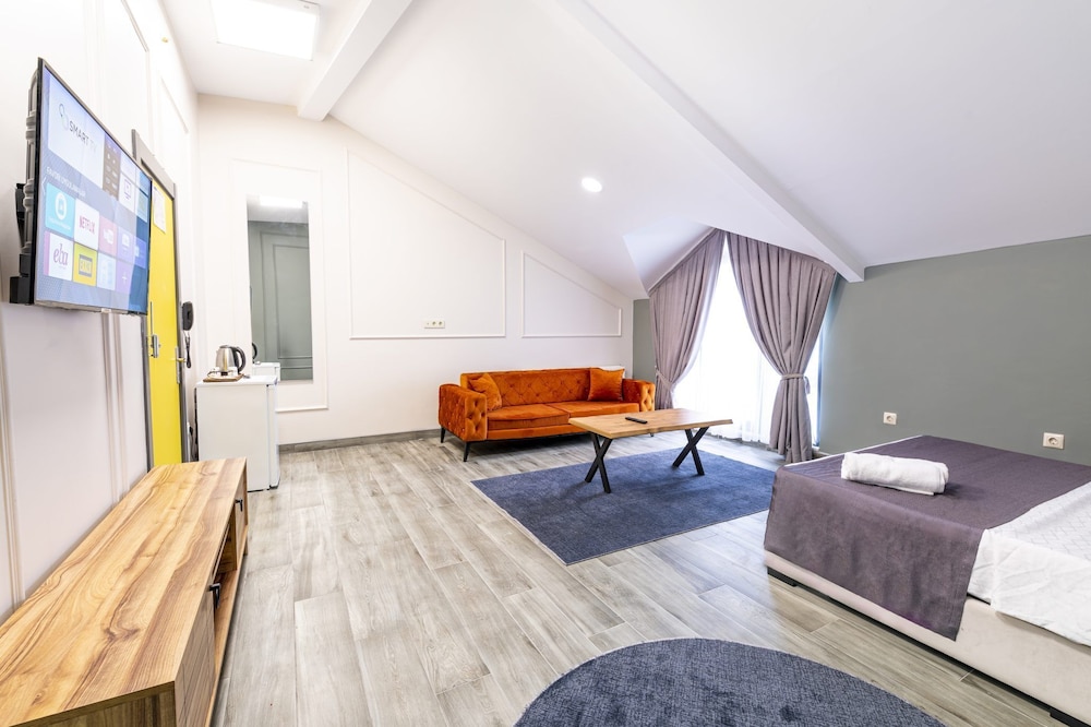 Royal Luxury Hotels & Suites 37/44