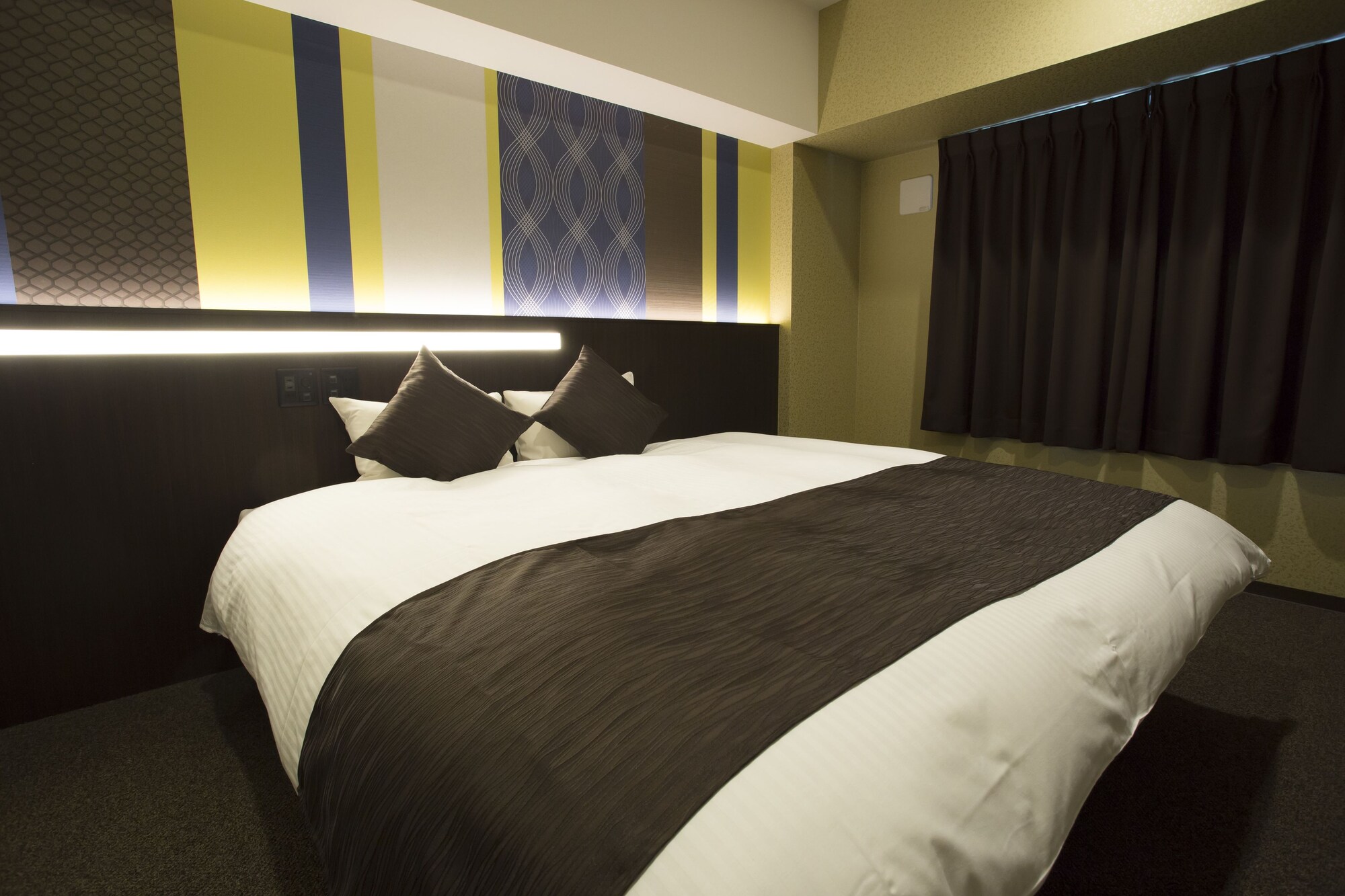 ROOM, KING BED