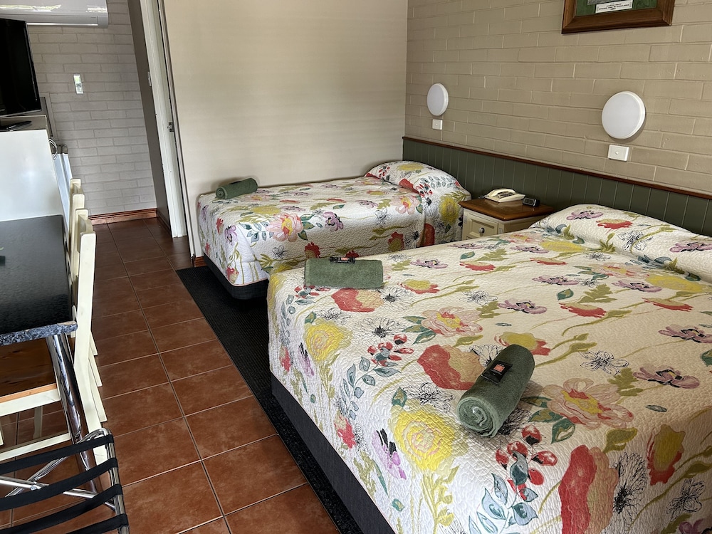 Barcaldine Country Motor Inn 10/45