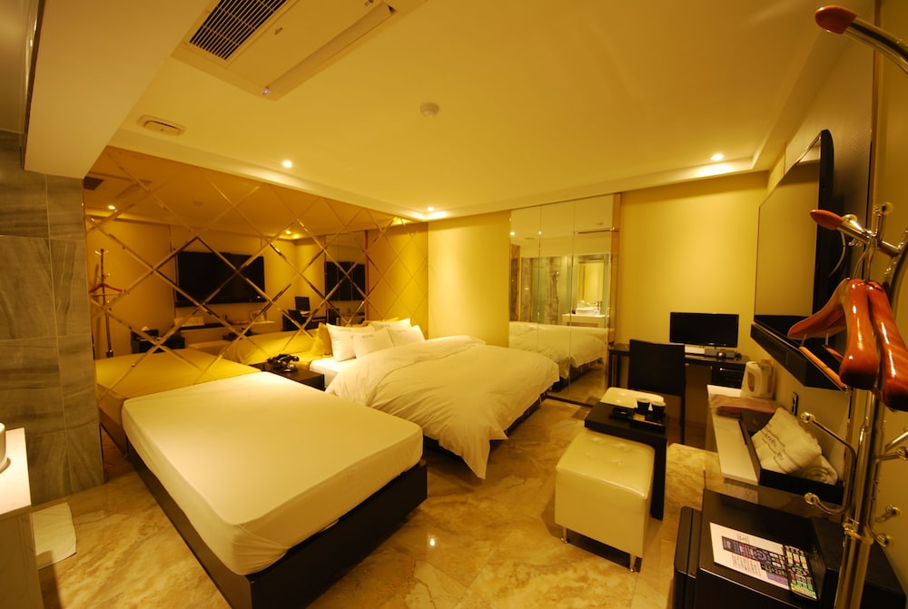 Hotel Buti 24/43