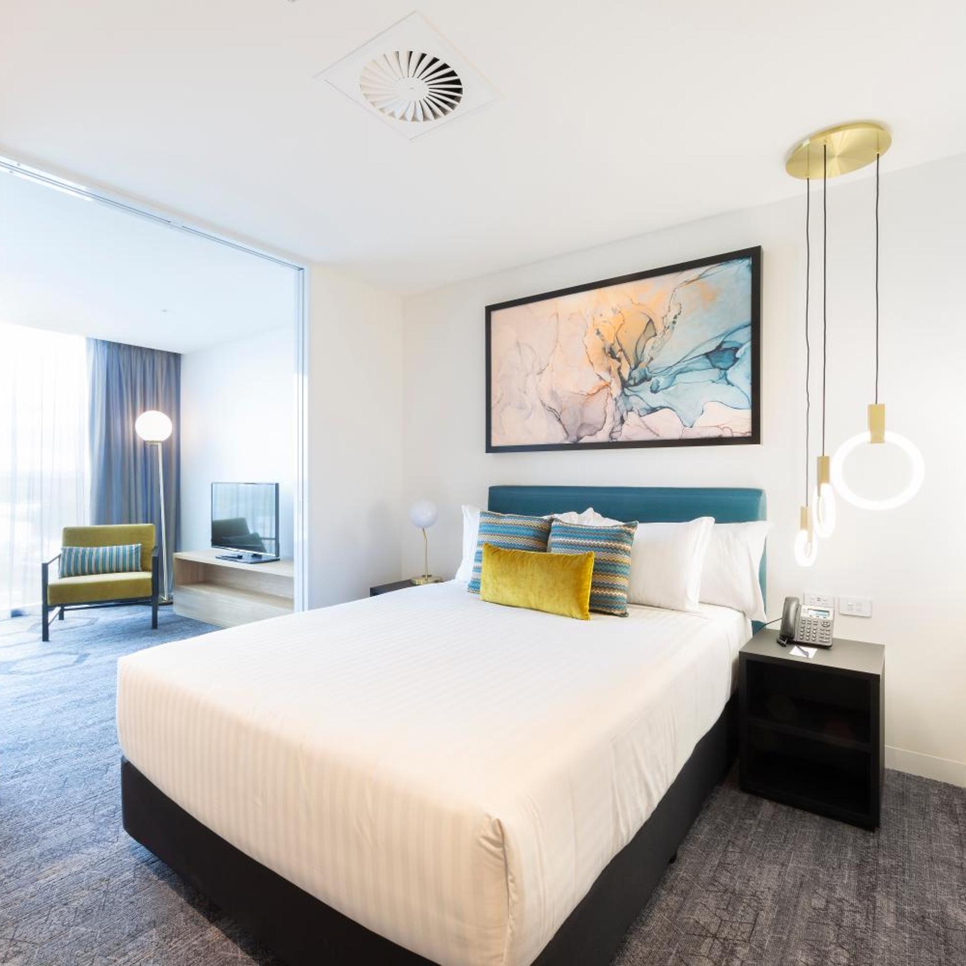 استوديو تنفيذي بسرير كينج مع أريكة