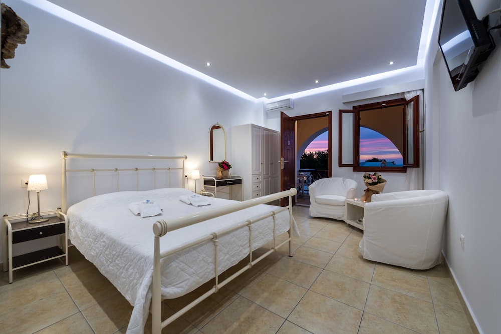 SUPERIOR, DOUBLE BED, CALDERA VIEW, OUTDOOR JETTED TUB