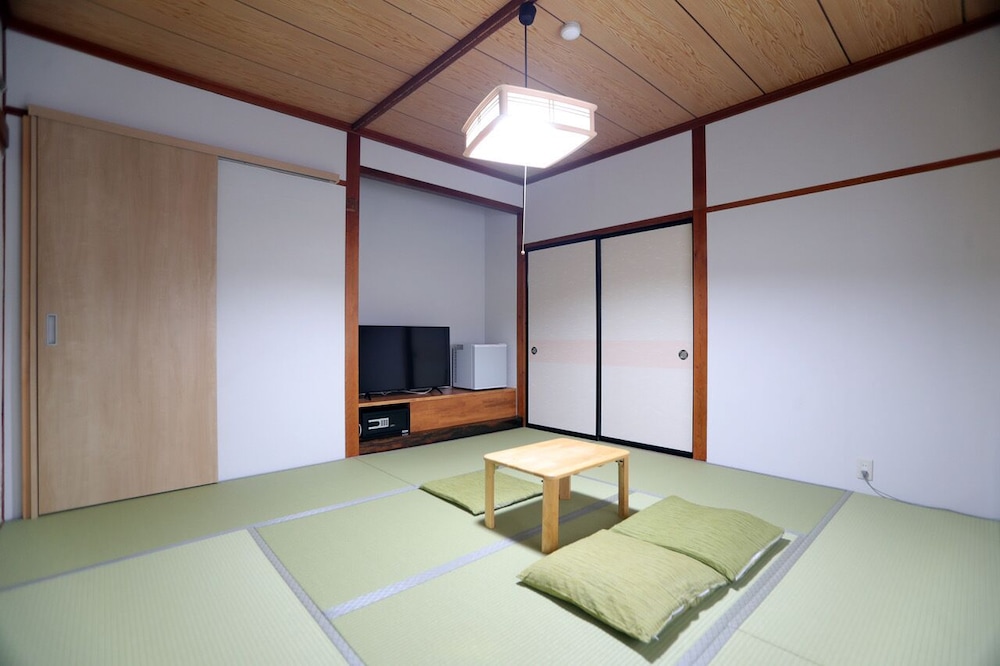 Japanese, 3 Futon Beds, Shared Bathroom, No Parking
