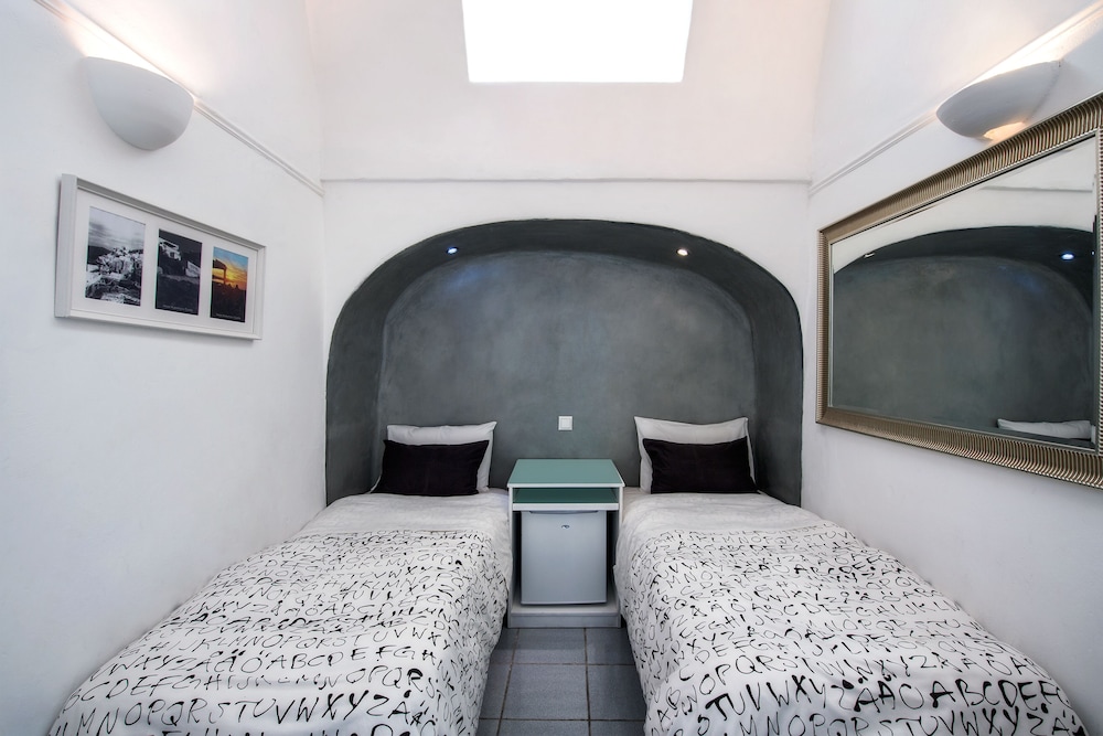 CAVE, TRADITIONAL, DOUBLE OR TWIN BED