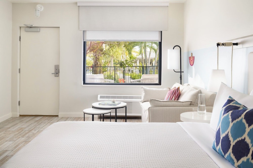 ROOM, KING BED, POOL VIEW, ACCESSIBLE