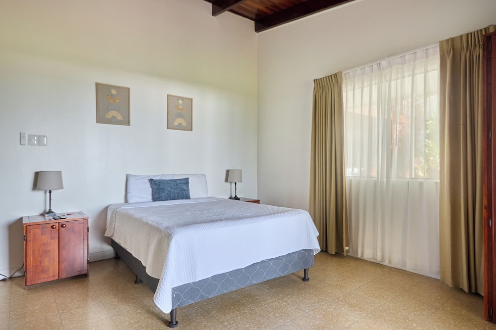 Perla de la Playa Beachfront Hotel 7/48