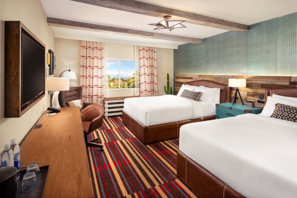 LODGE, QUEEN BED, POOL VIEW