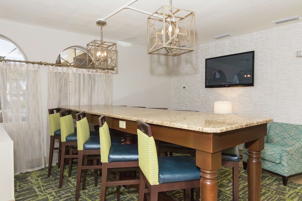 HAMPTON INN ST. AUGUSTINE BEACH 37/39
