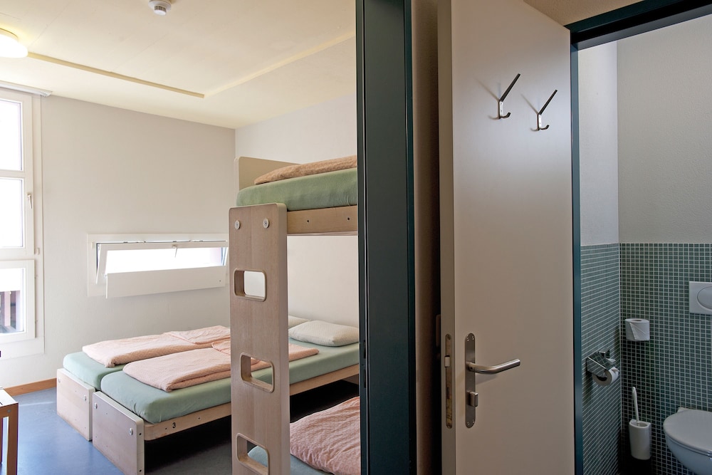 Zurich Youth Hostel 10/61