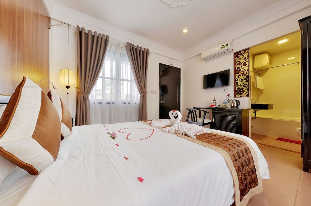 DELUXE, DOUBLE OR TWIN BED