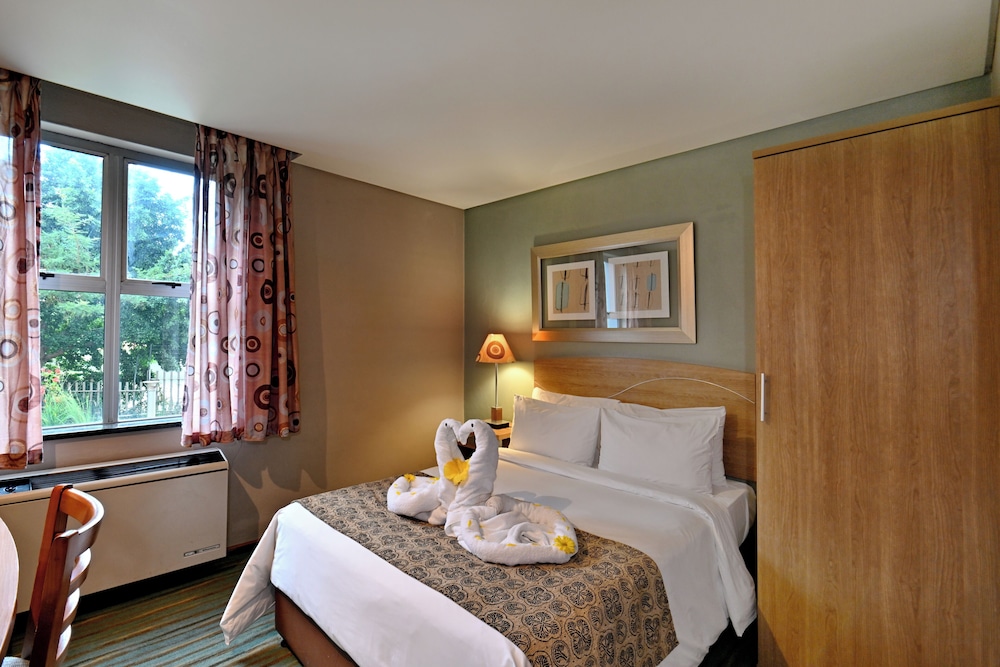 ROOM, DOUBLE BED