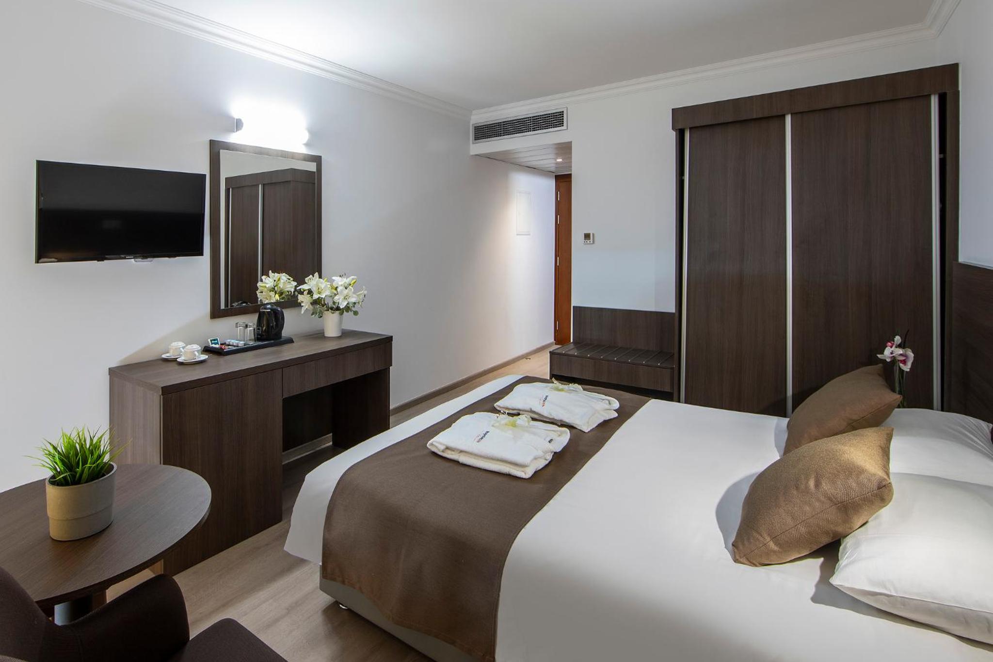 Superior, Double or Twin Bed, Side Sea View