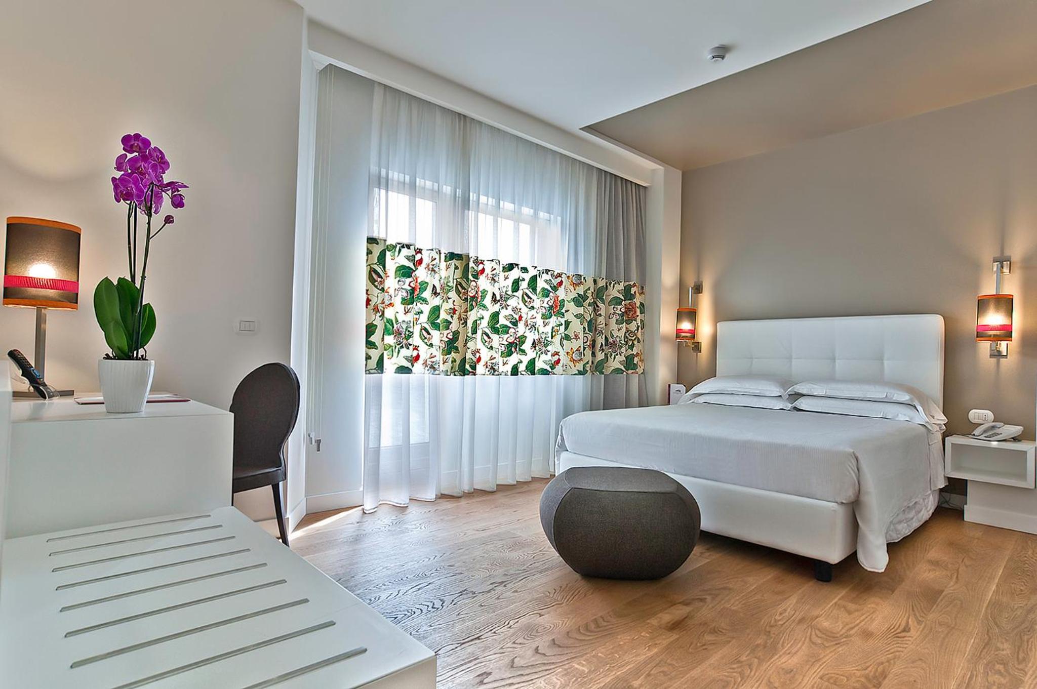 ROOM, DOUBLE OR TWIN BED