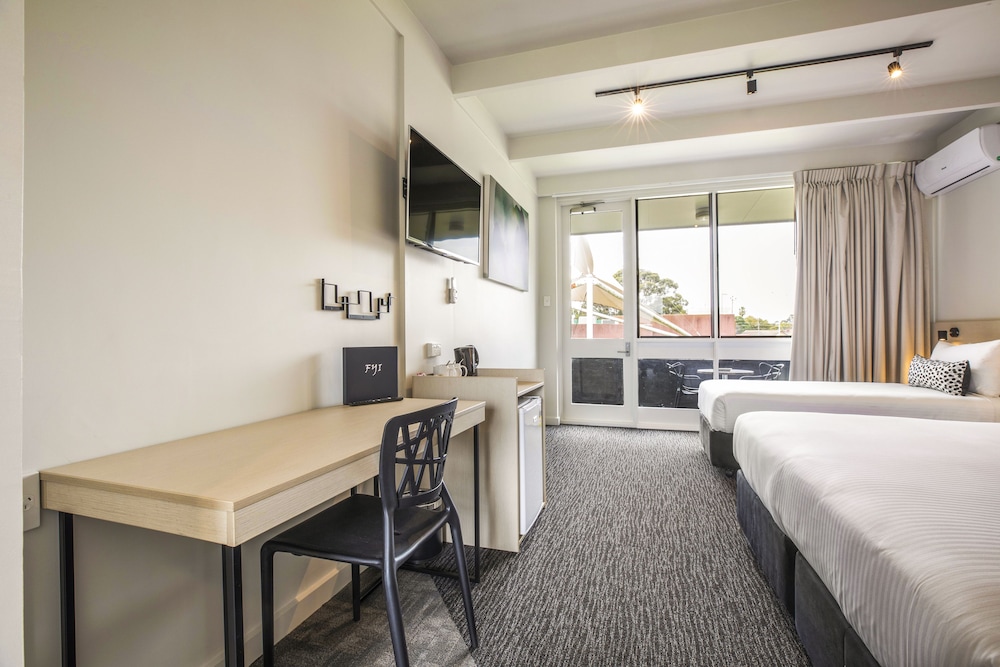 Nightcap at Seaford Hotel 30/62