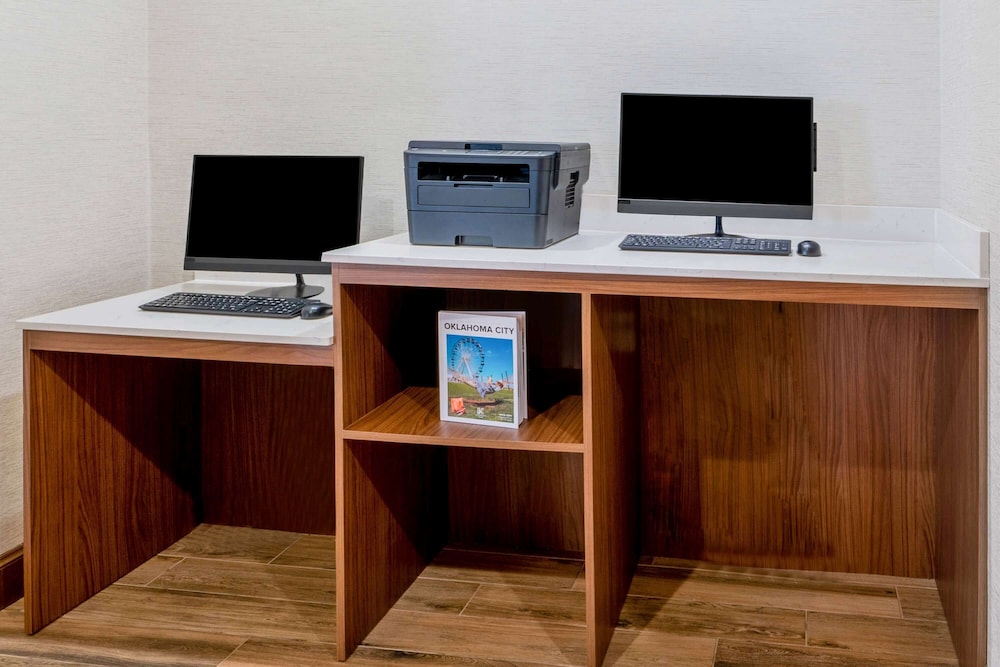 La Quinta Inn & Suites by Wyndham Oklahoma City Airport 41/50