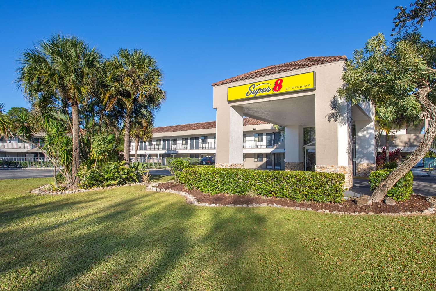 Super 8 by Wyndham Naples image