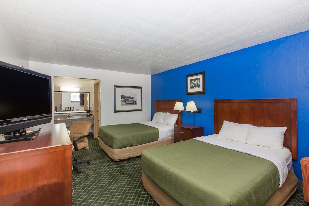 Travelodge by Wyndham Great Bend 9/32
