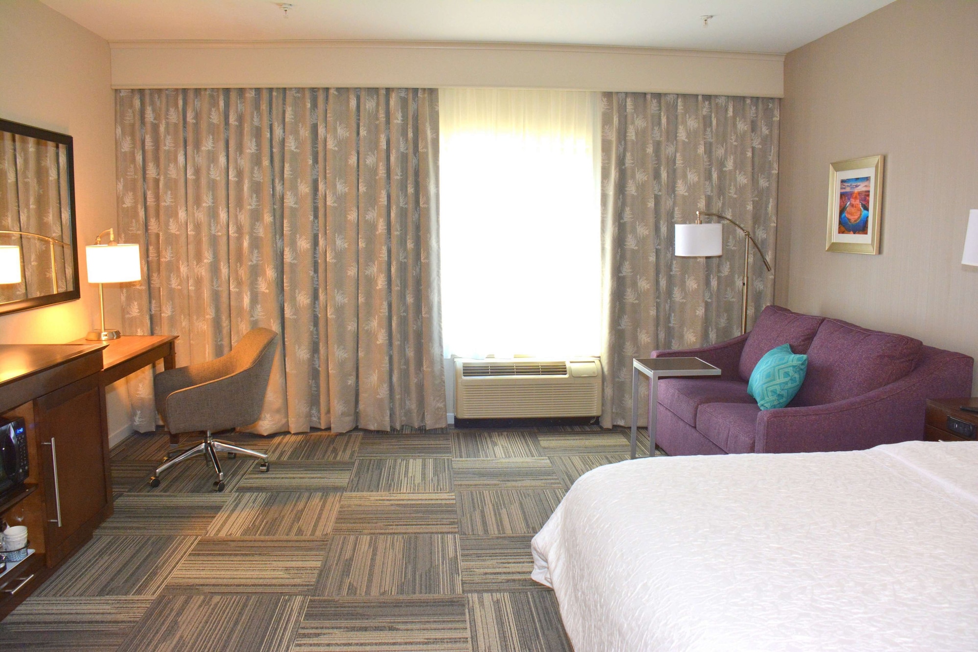 غرفة بسرير كينج مع أريكة، Hampton Inn Grand Junction Downtown/Historic Main Street 2/5