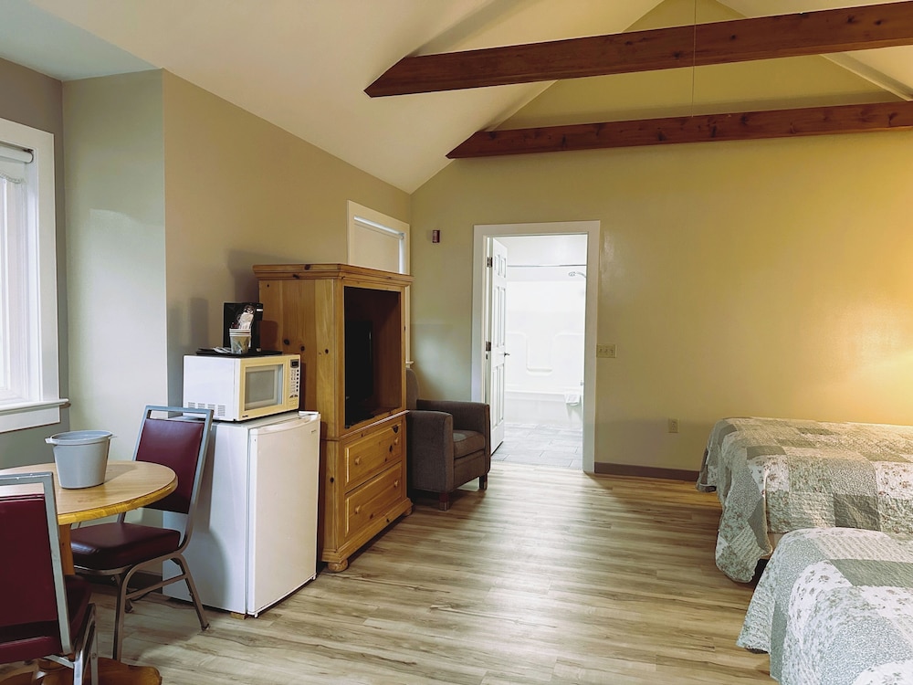 Spruce Lane Lodge & Cottages 16/35
