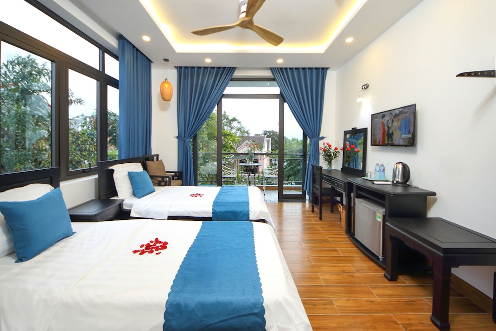 DELUXE, DOUBLE OR TWIN BED