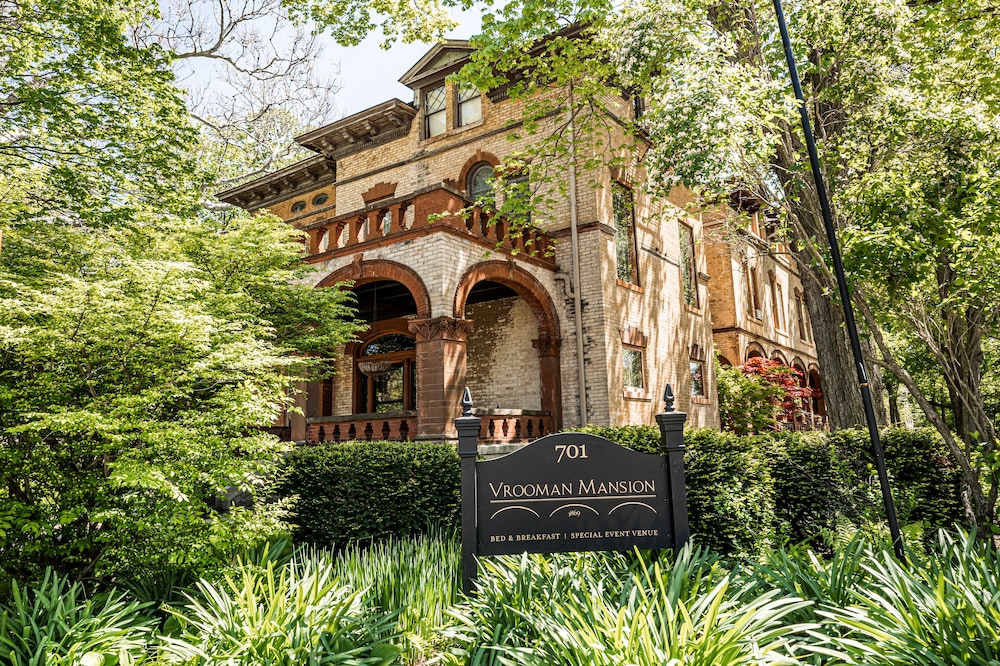 Vrooman Mansion Bloomington 2/72