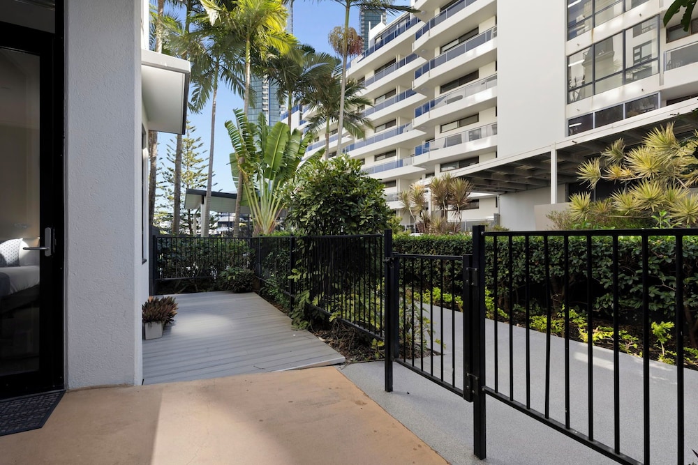Neptune Resort 76/80