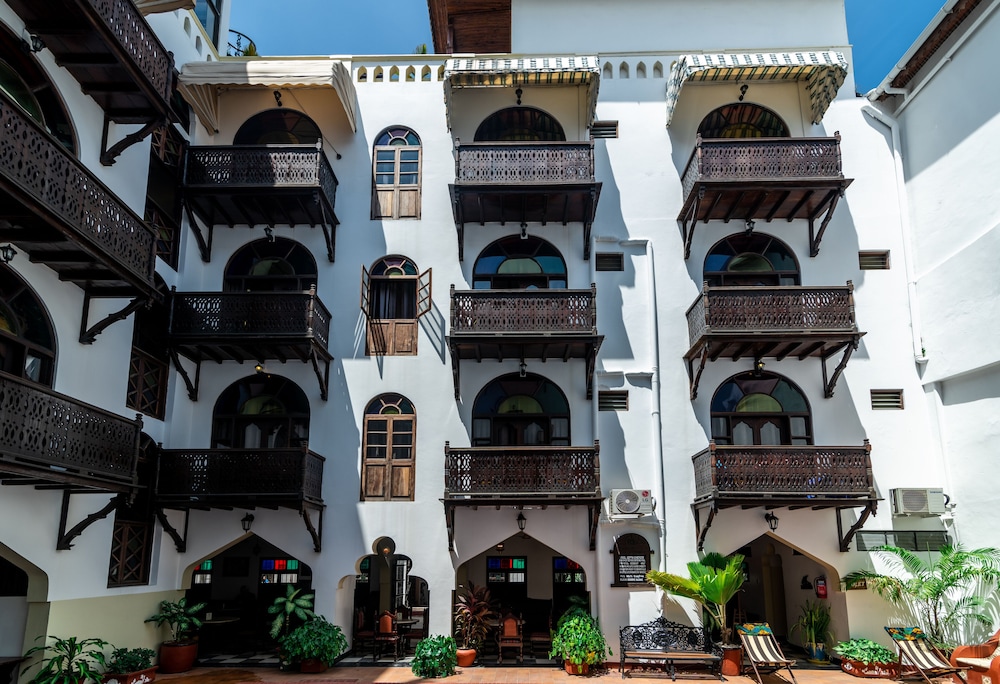 Dhow Palace Hotel 2/75