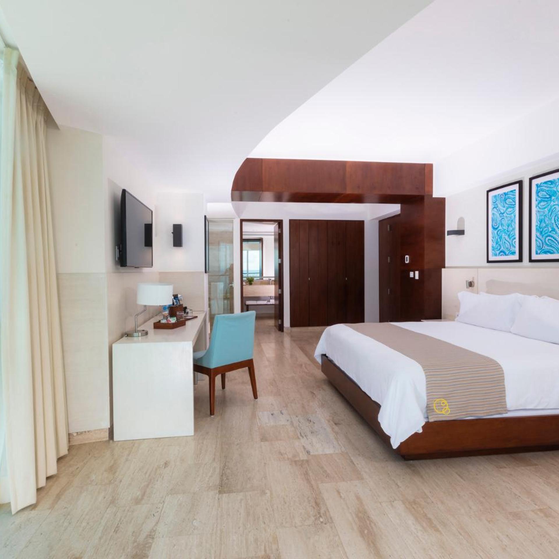 Altitude, Suite, Partial Ocean View, Corner