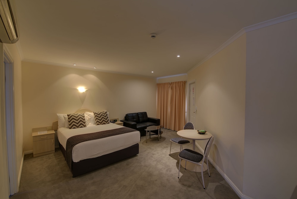 CHARLES RASP MOTOR INN AND COTTAGES 21/56