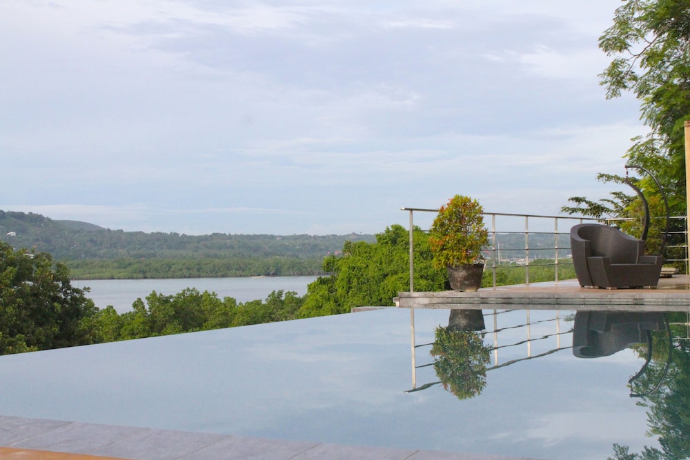 Ocean Suites Boutique Hotel 33/66
