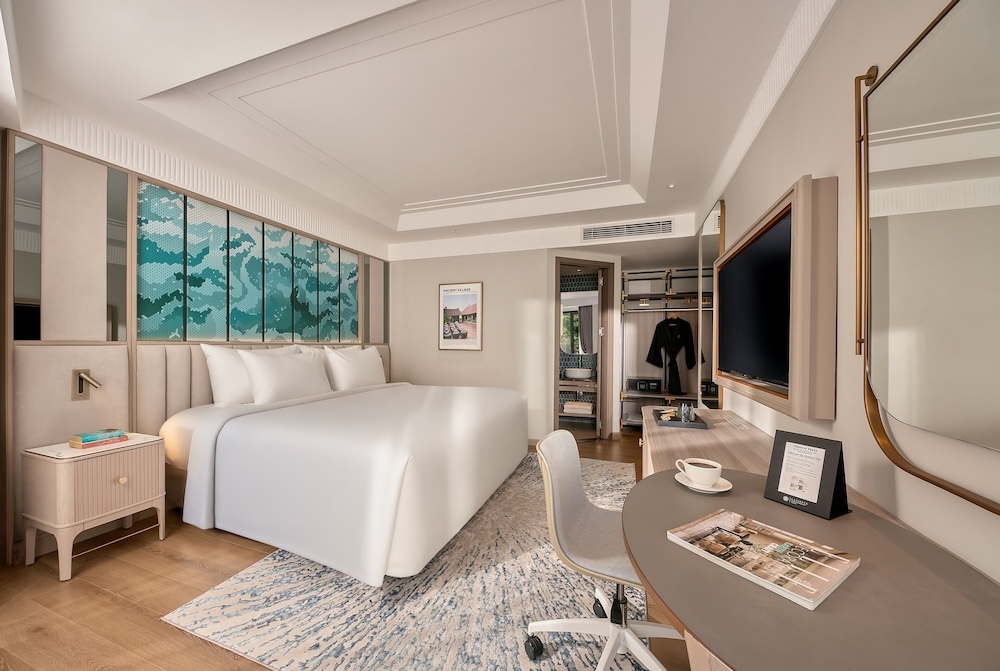Junior Suite, King Bed, City View, Balcony, La Siesta Premium Lakeside 2/5