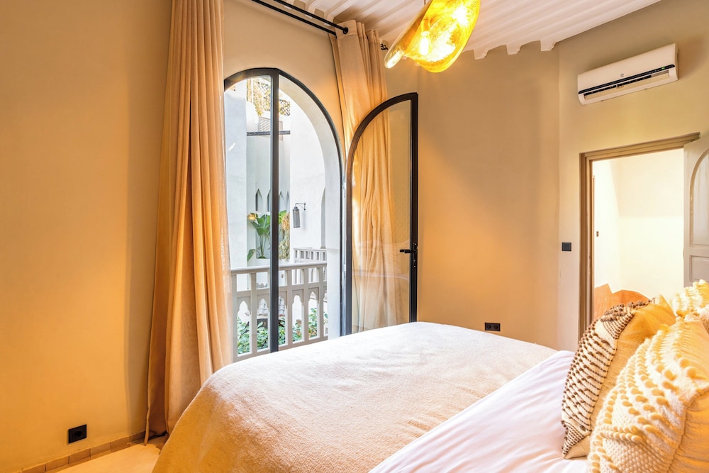 Riad XO Amira Victoria 9/50