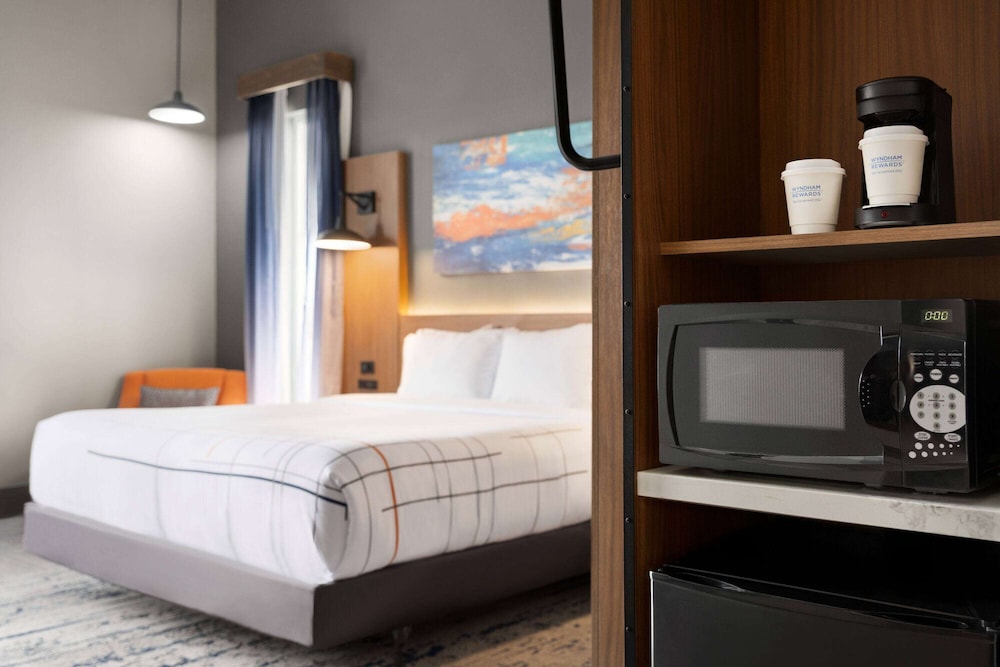 La Quinta Inn and Suites by Wyndham Del Rio 26/65