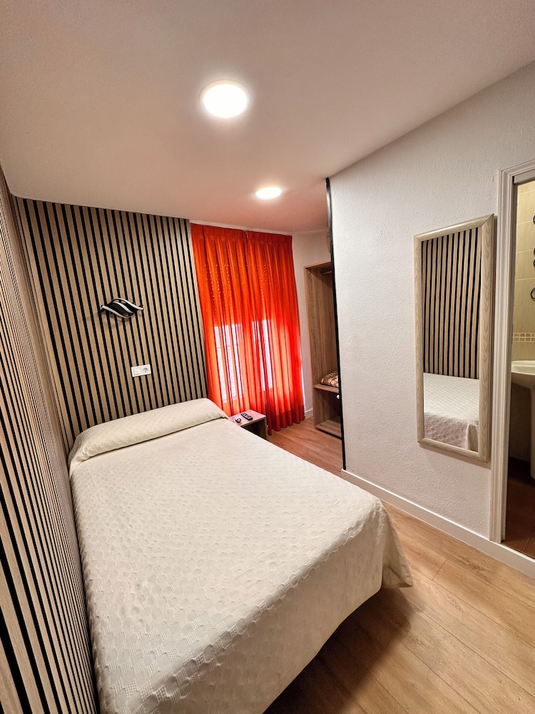 ROOM, SINGLE