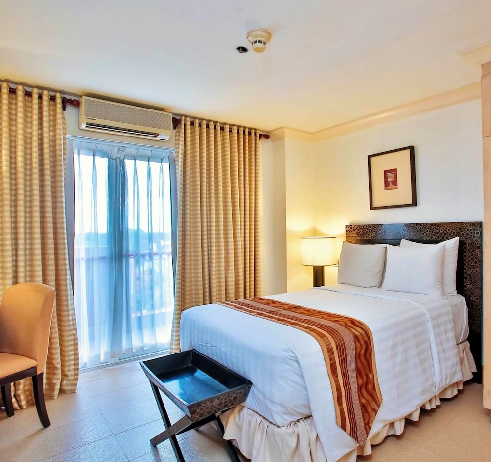 Crown Regency Suites Mactan 24/74