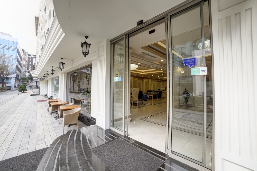 Halifaks Hotel 4/50