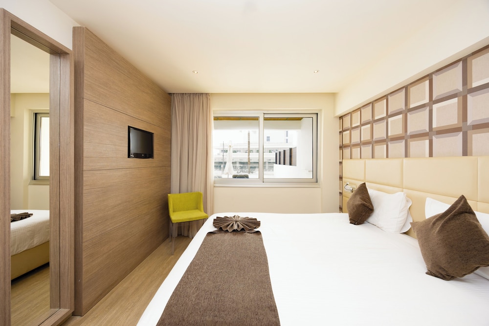 جناح بسرير مزدوج بغرفة نوم واحدة مع أريكة