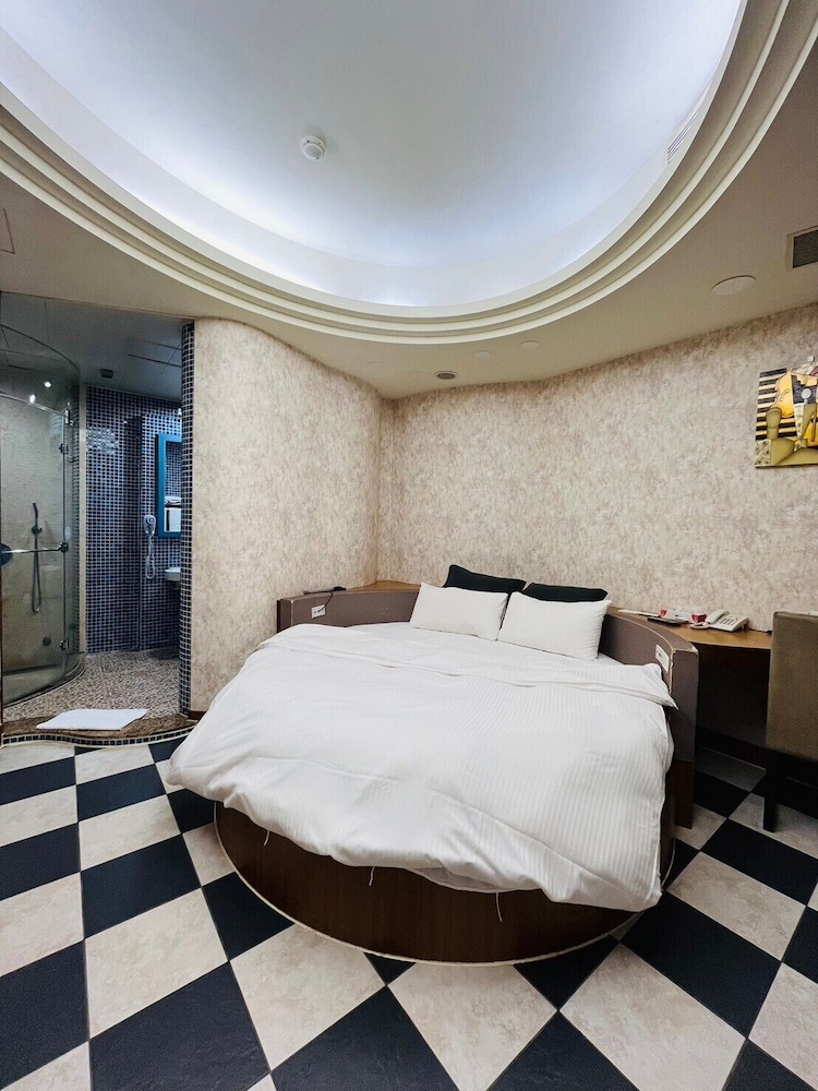 BUSINESS, DOUBLE BED, JETTED TUB
