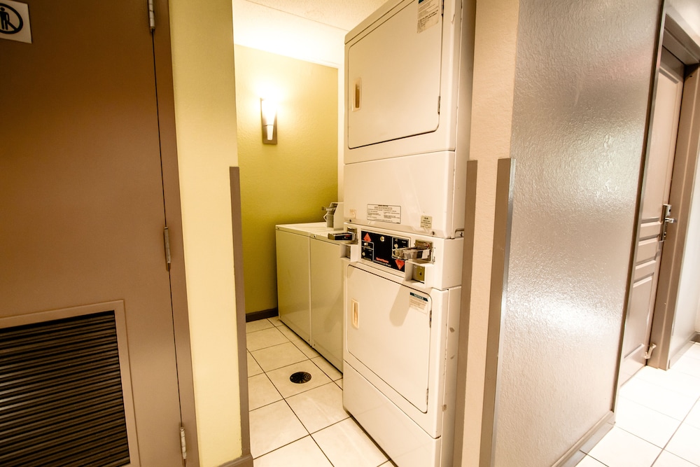 Days Inn Suites By Wyndham Fort Myers Near Jetblue Park 21/43