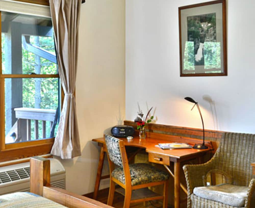 Bent Creek Lodge Bed &amp; Breakfast 35/50