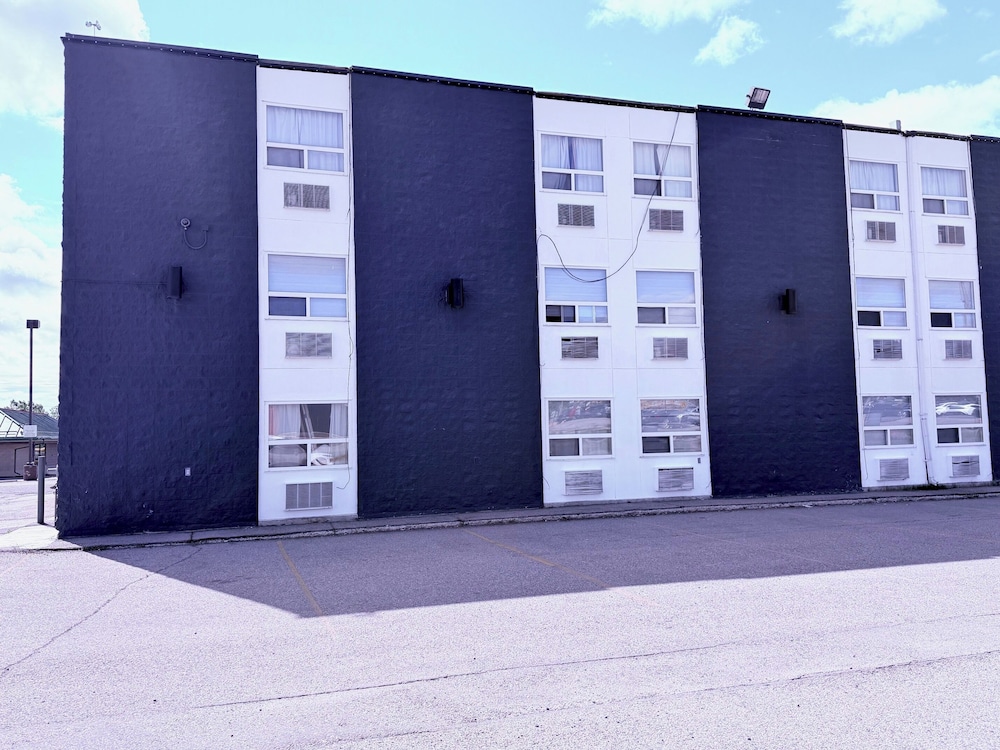 Airport Travellers Inn 3/51