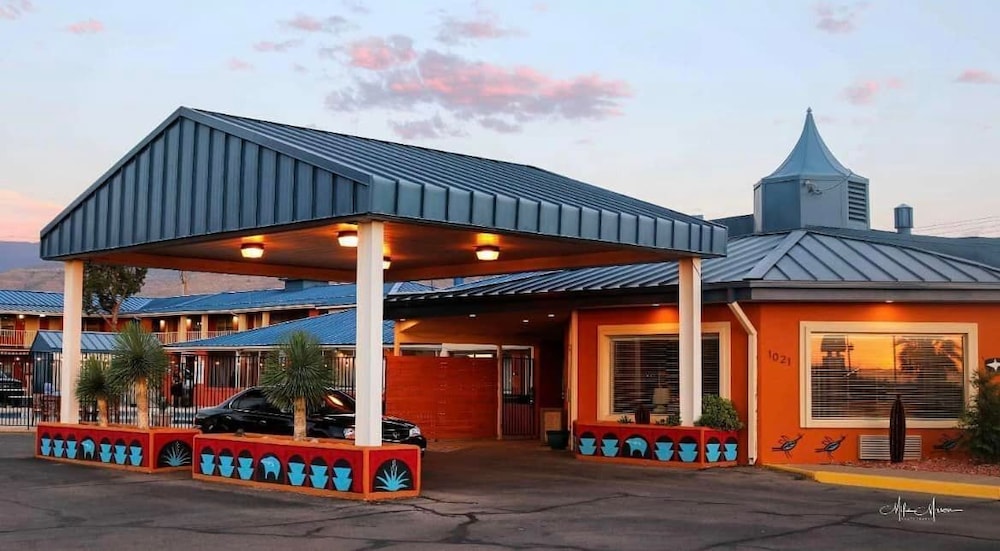 The Classic Desert Aire Hotel 3/34